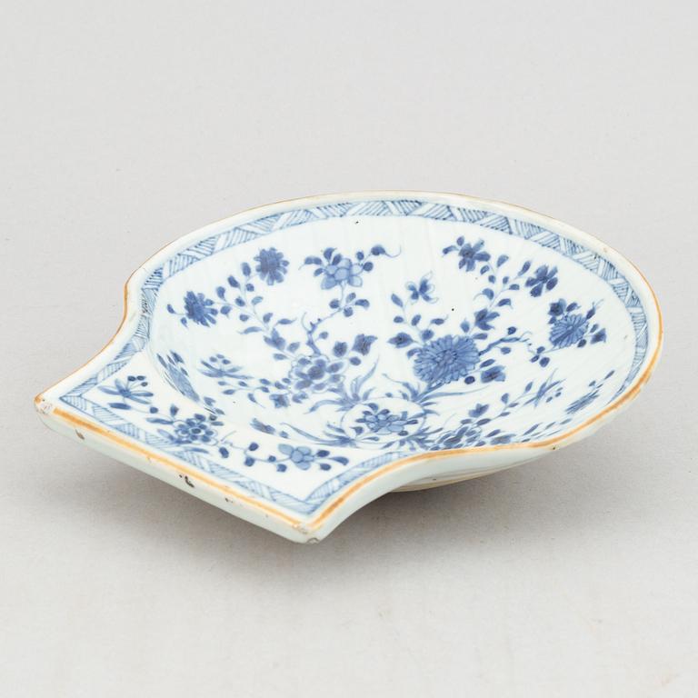 A group of 7 blue and white dishes, 18/20th Century.