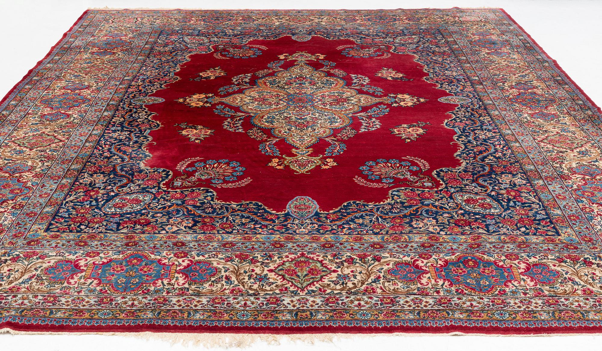 A semi-antique Kerman carpet, ca 431 x 312,5 cm.