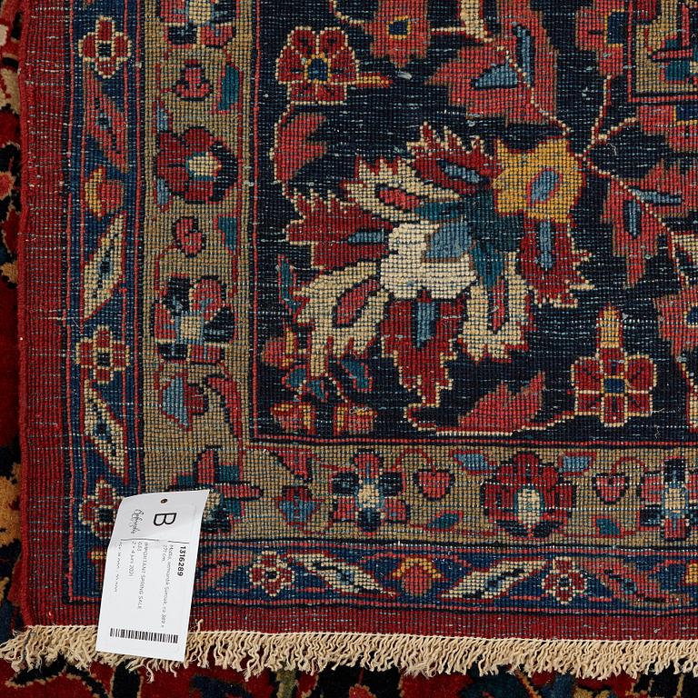 A carpet, semi-antique Sarouk, ca 389 x 271 cm.