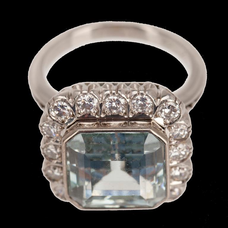 A RING, Beryl c. 6.00 ct, brilliant cut diamonds c. 0.64 ct. ~H/I. Platinum. 1960 s. Size 16+, weight 11 g.
