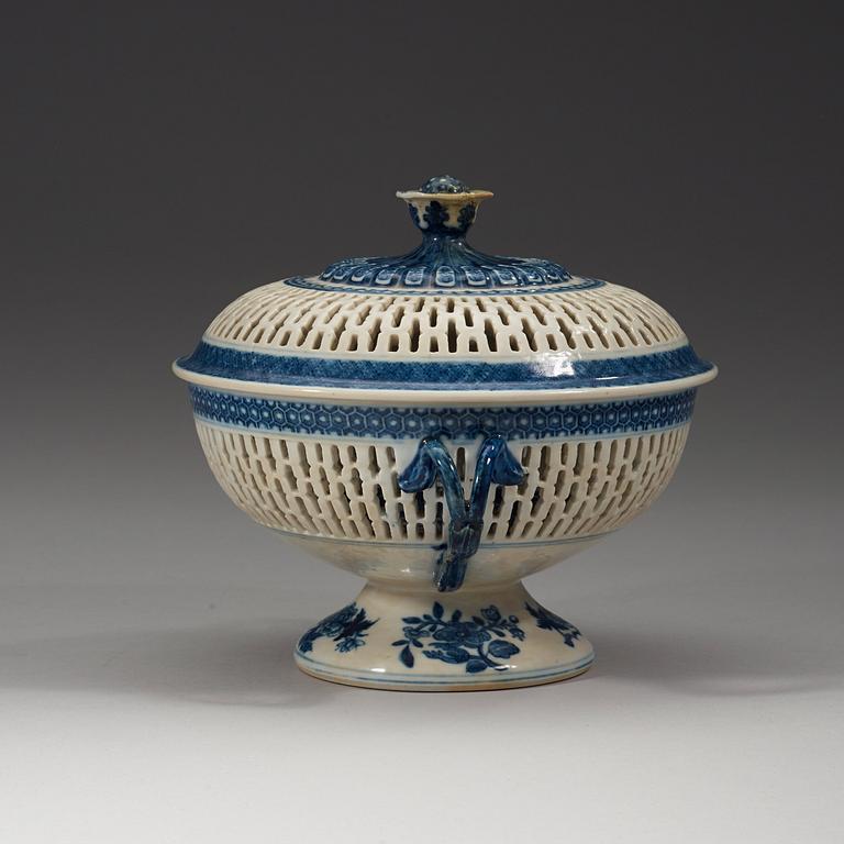 A blue and white basket with cover, Qing dynasty Jiaqing (1796-1820).