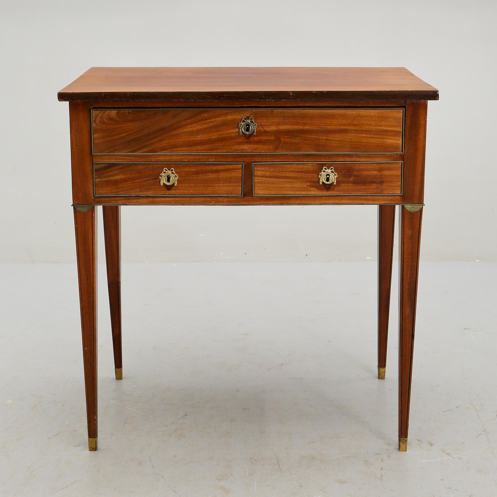 DAMARBETSBORD, sengustavianskt, omkring år 1800.