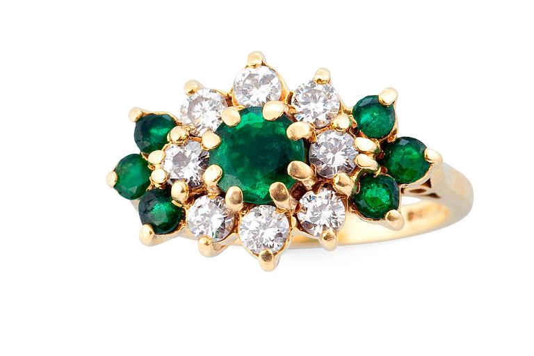 AN EMERALD / DIAMOND RING.