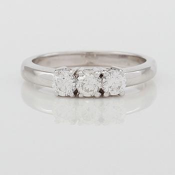 RING, 18K vitguld och diamanter tot ca 0.70 ct.