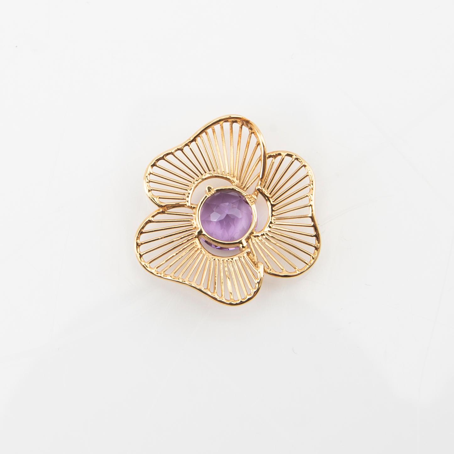 Hänge samt örhängen ett par 18K guld med runda fasetterade ametister.