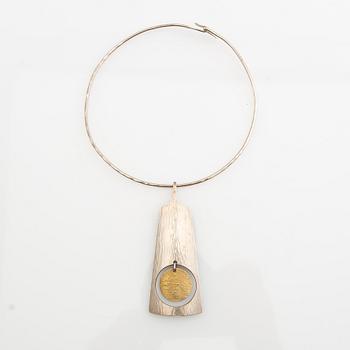Neck ring, 18K white gold, Pernlos Gold & Silversmithing, 1976, Malmö, and pendant, sterling silver, Hans Hansen, Denmark.