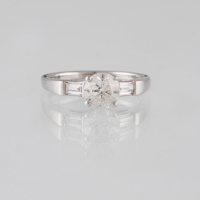 RING, 18K vitguld med briljantslipad diamant 1.14 ct samt 2 baguetteslipade diamanter 0.20 ct. Vikt 3,5 gram.