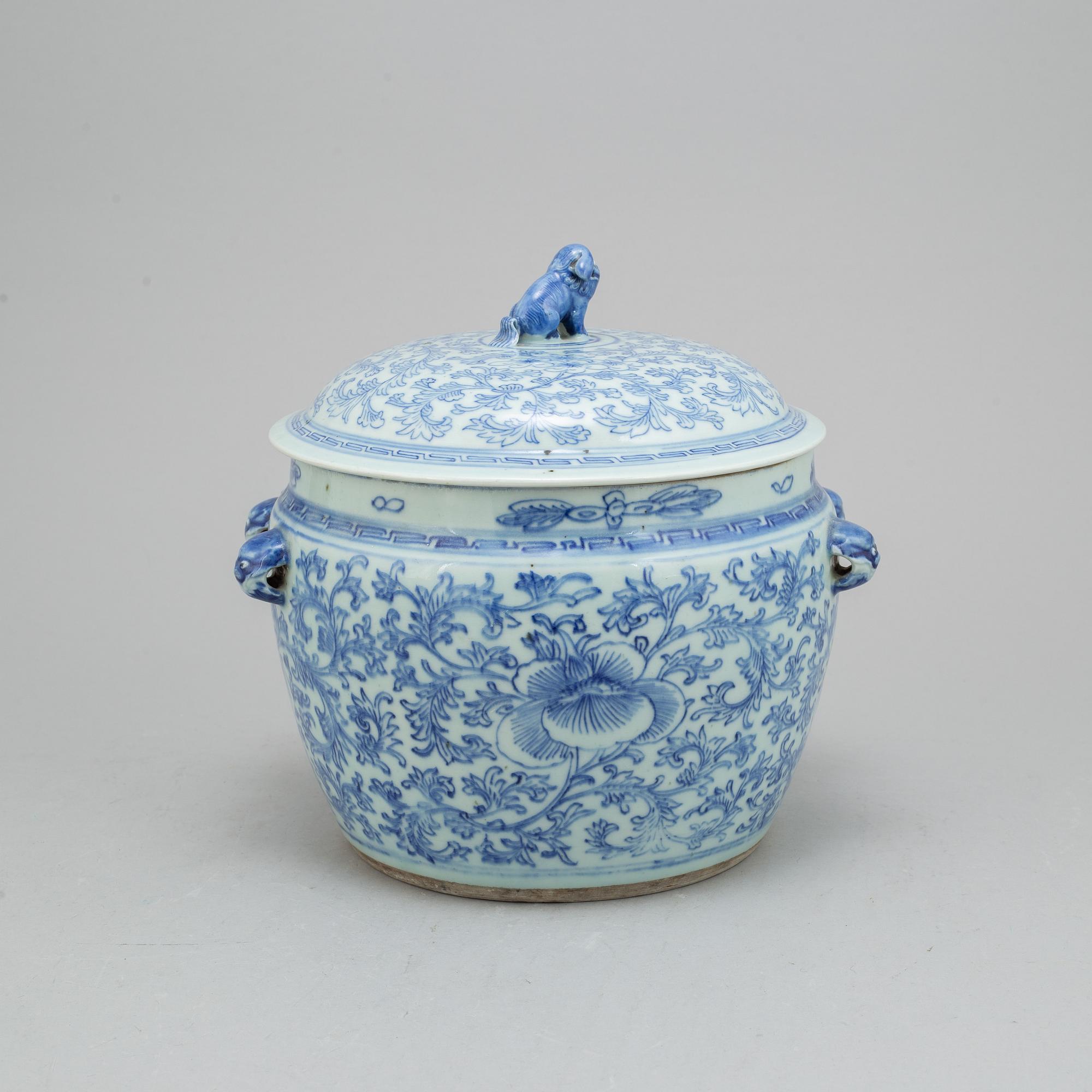 A Chinese blue and white porcelain food container with lid, Qing dynasty, 19th century.