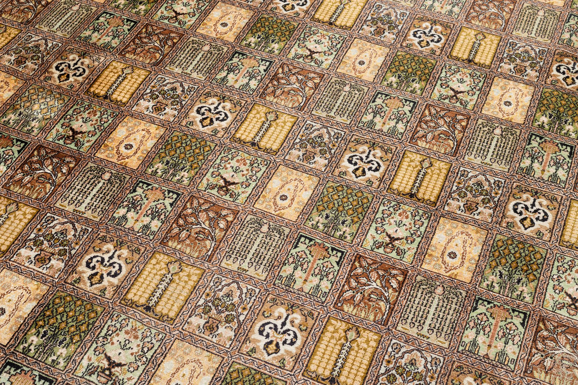 Matta, silke, ca 300 x 210 cm.