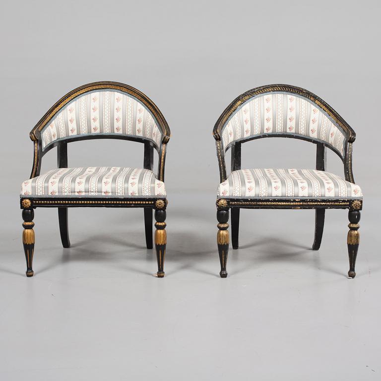 BALJFÅTÖLJER, 2 st, sengustaviansk, 1800-talets första hälft respektive sengustaviansk stil, 1900-tal.