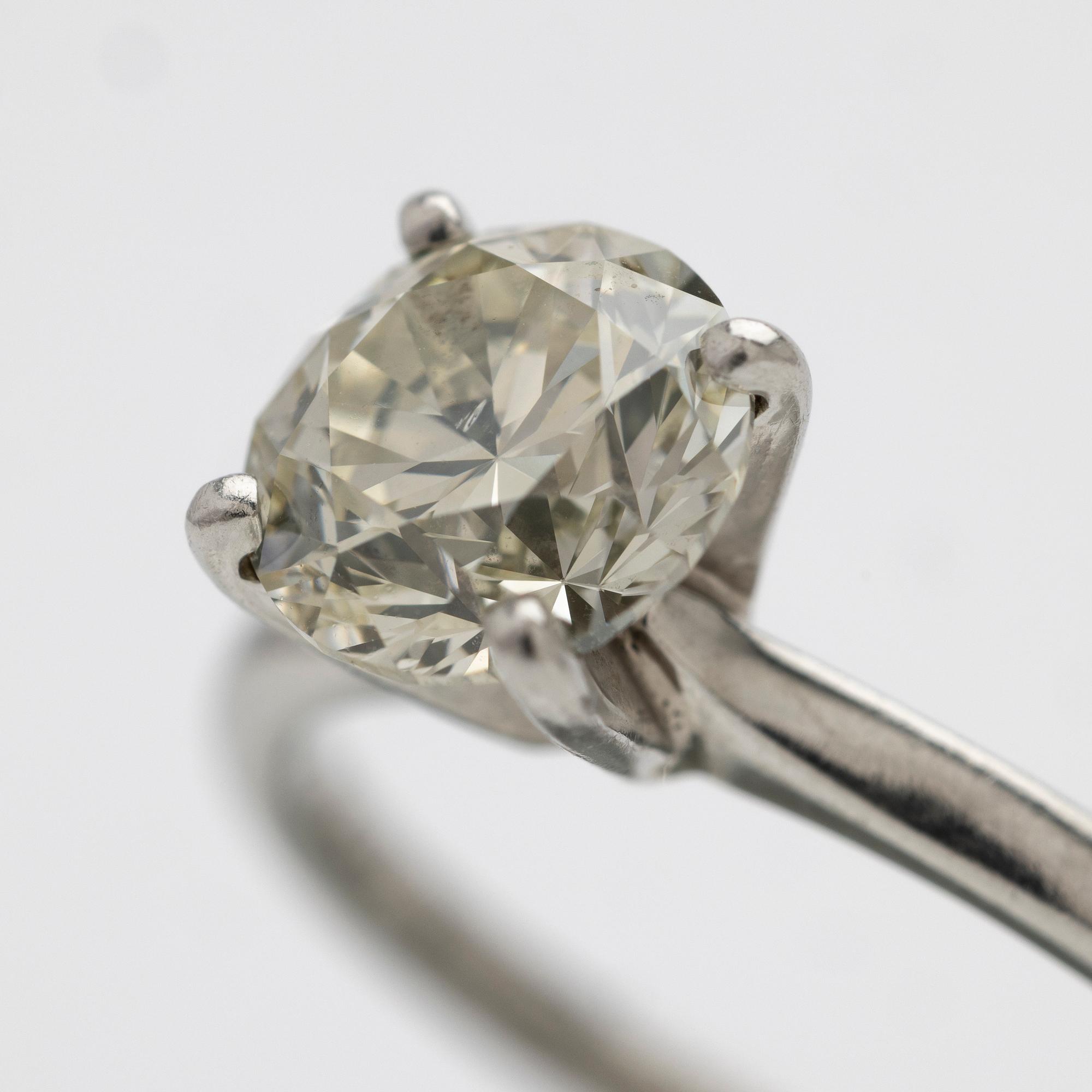Solitaire ring in 950 platinum with a round brilliant-cut diamond, GIA certified, Van Bruun.