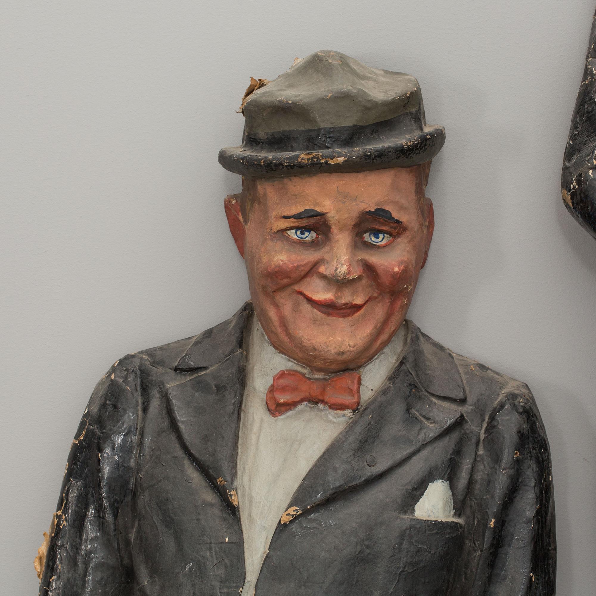 FIGURDOCKOR, ett par, Papier maché,  föreställande Fyrtornet och Släpvagnen. 1900-talets första hälft.