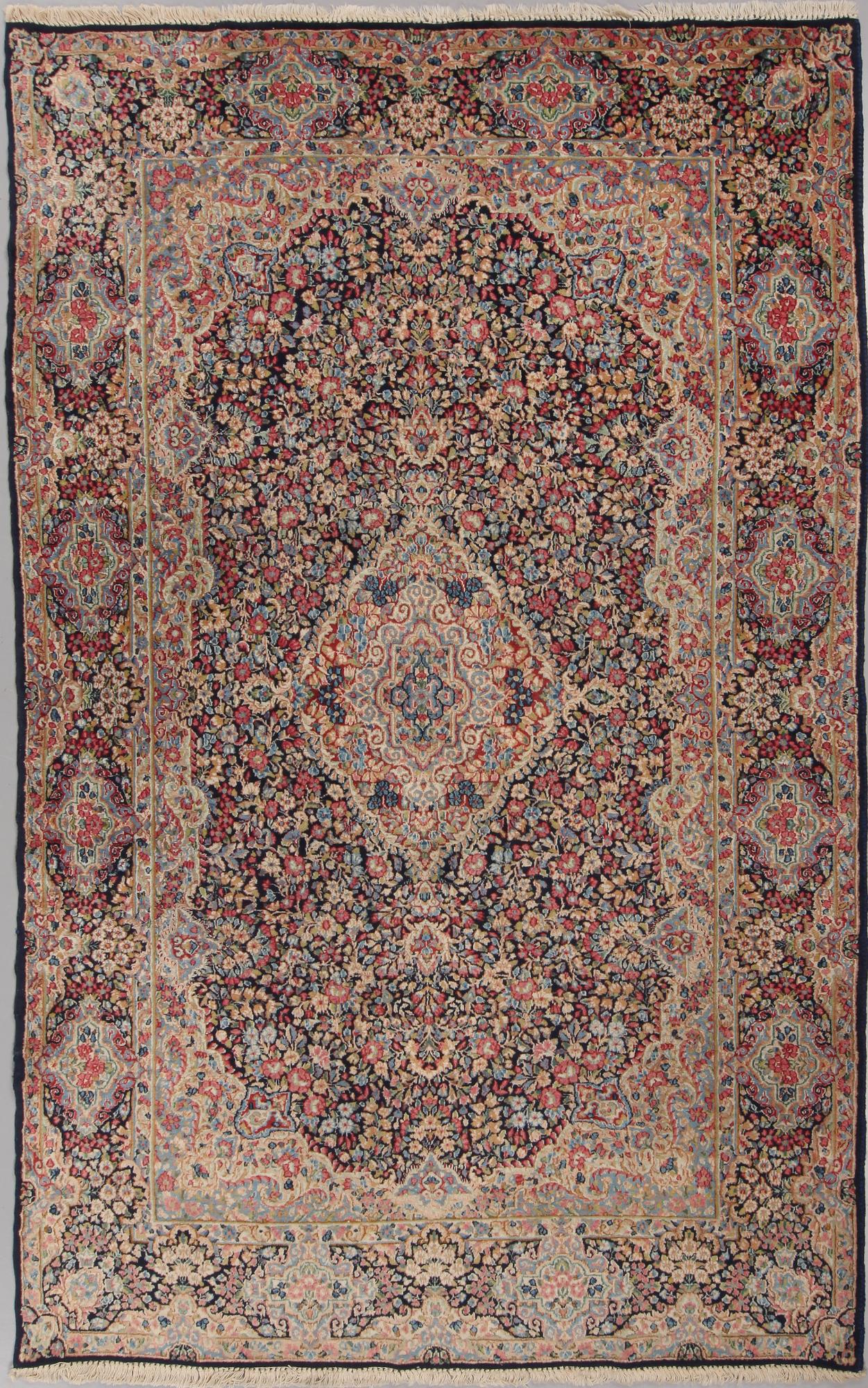 MATTA, Kirman, omkring 1900-talets mitt, 255 x 147 cm.