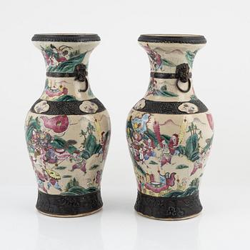 A pair of vases, late Qing dynasty, around 1900.
