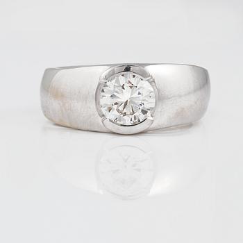 RING, 18K vitguld med briljantslipad diamant 1.08 ct. Vikt 14,8 gram.