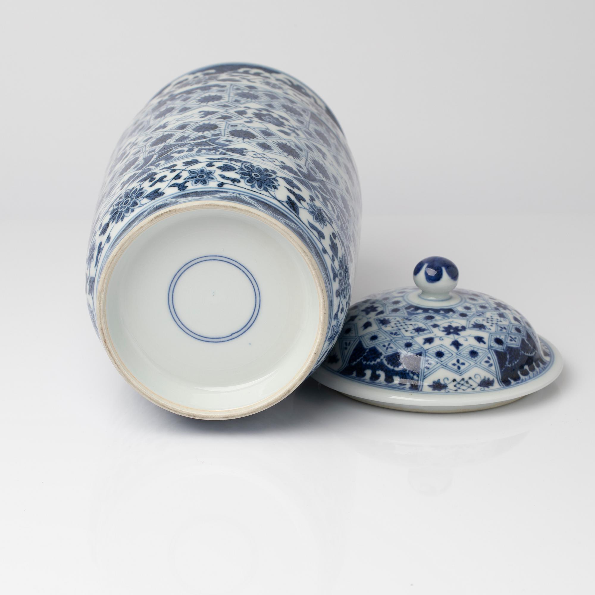 Urn with lid, China, 20th century.