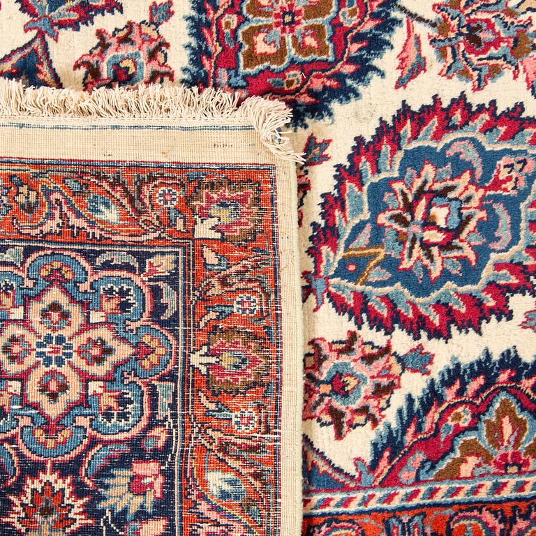 A semiantique Meshed carpet 508x338 cm.