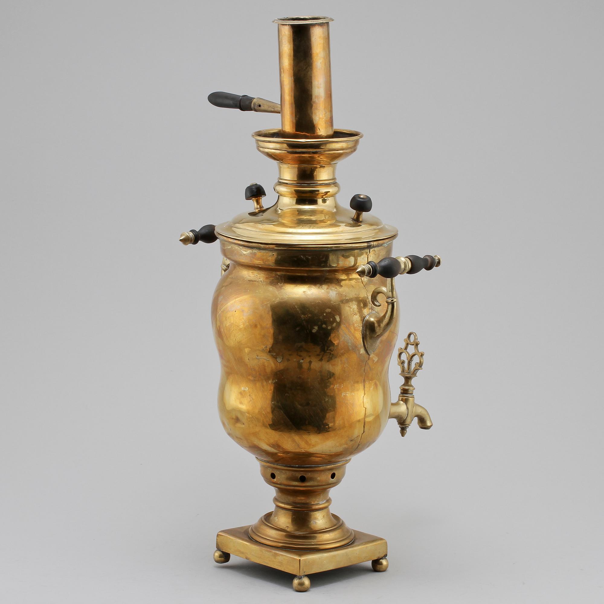 SAMOVARER, 2 st, mässing och koppar, omkring 1900.