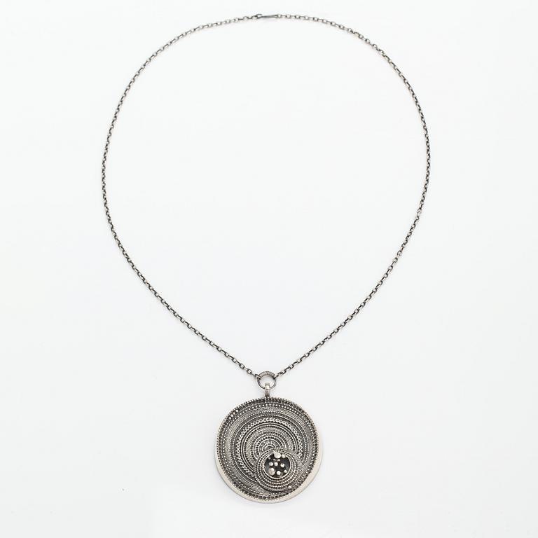 Jorma Laine, Halsband "Chic", stelringsilver. Turun Hopea, Åbo.