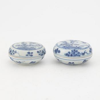 Two Chinese blue and white porcelain boxes with cover, Qing dynasty, Kangxi 1664-1722).