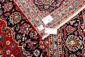 A Kashan carpet, c. 401 x 292 cm.