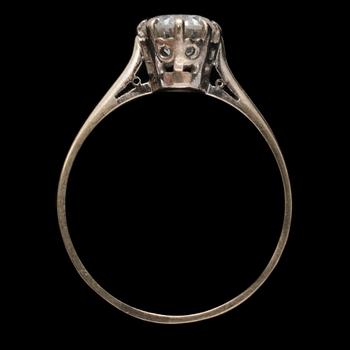 RING, 18k vitguld med briljantslipad diamant, 0.85 ct, 1900-talets andra kvartal. Vikt 2 g.