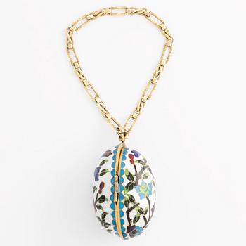 Armand with egg-shaped medallion in cloisonné enamel.