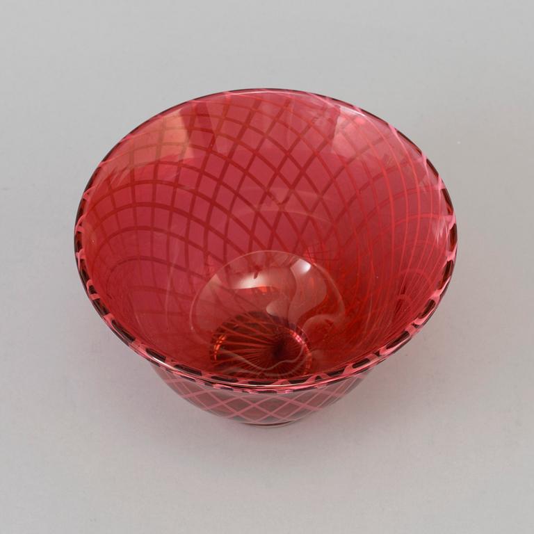 A Vicke Lindstrand footed bowl, Kosta Sweden, 1950´s.