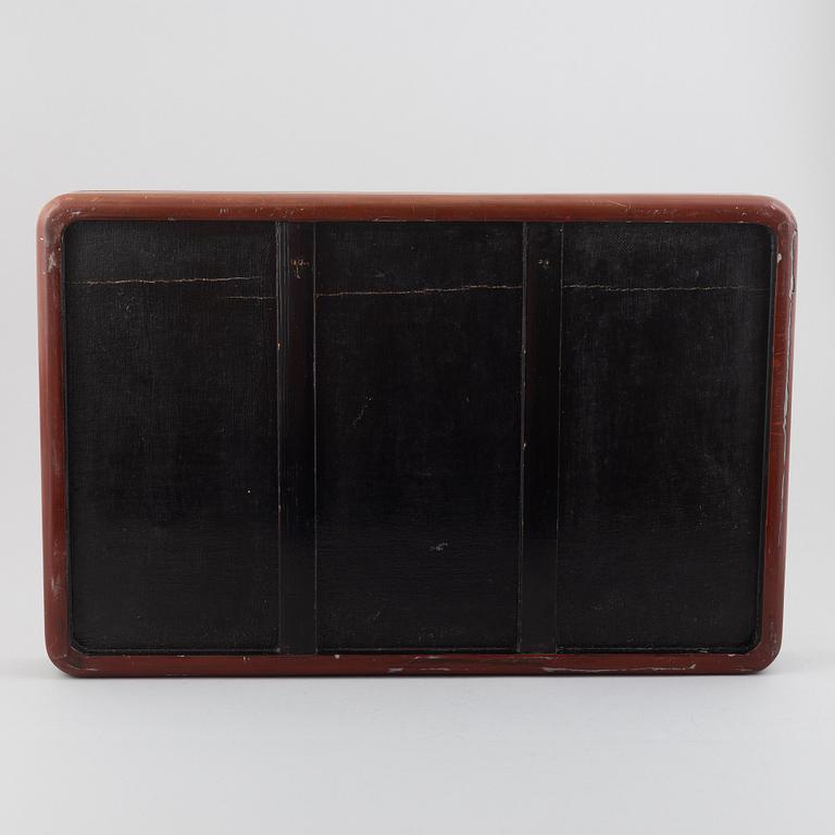 A Japanese lacquered tray, 20th century.