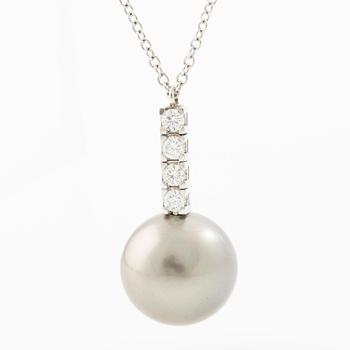 Necklace 18K white gold with cultured Tahitian pearl and brilliant-cut diamonds.