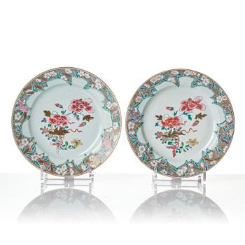 A famille rose serving dish and six dinner plates, Qing dynasty, Qianlong (1736-95).
