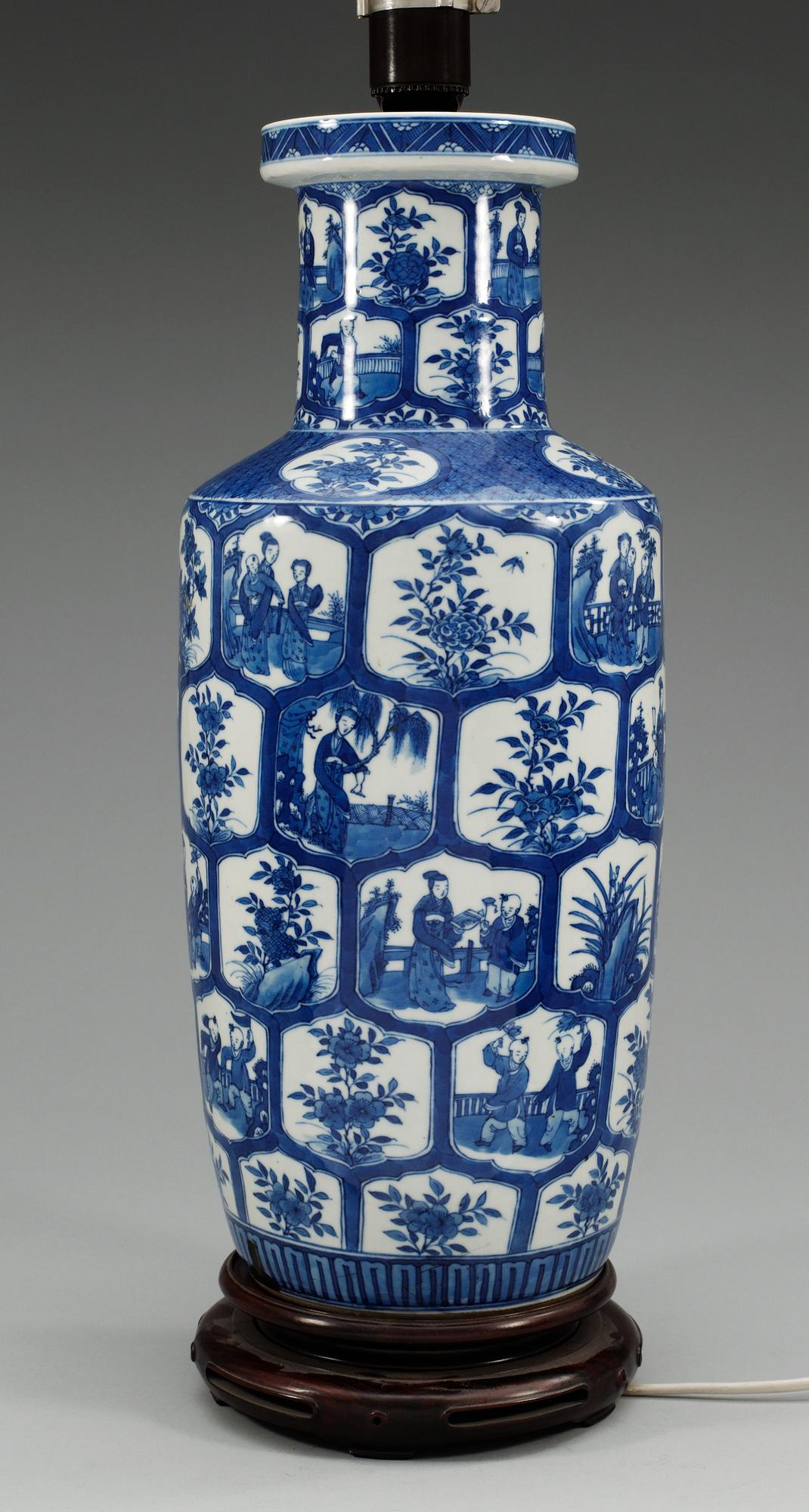 A blue and white rouleau vase, Qing dynasty (1644-1912).