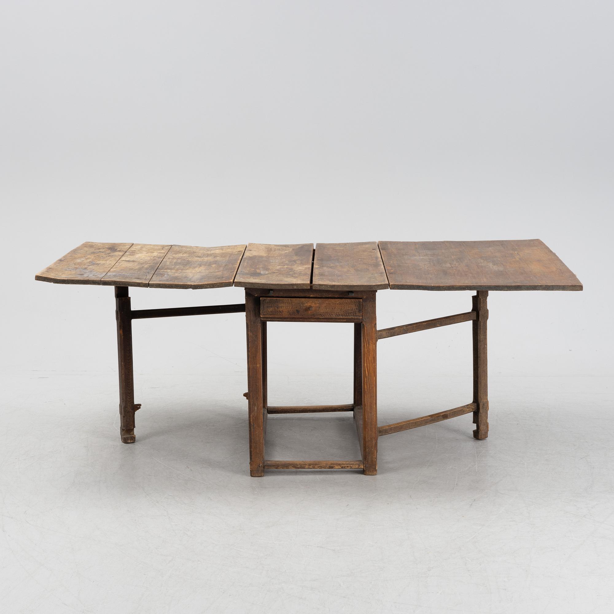 A Swedish circa 1800 painted pine wood gate-legged flap table.