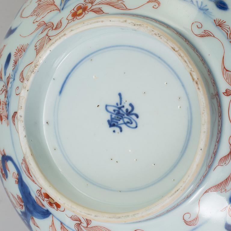 A Chinese imari porcelain bowl, Qing dynasty, early 18th century.