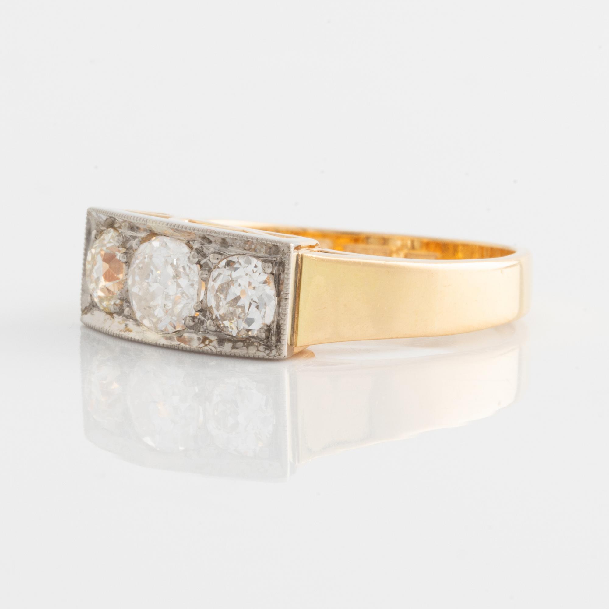 Ring in 18K gold with old-cut diamonds.