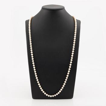 Necklace with cultured pearls, clasp in 18K gold with octagon-cut diamonds.