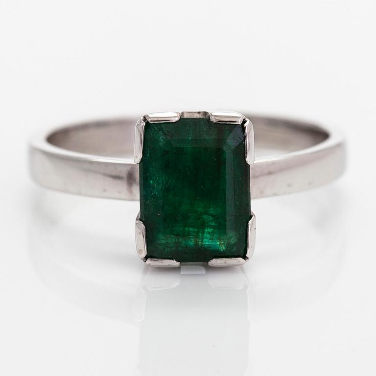 A 14K white gold ring, with an emerald. Finnish hallmarks 2015.