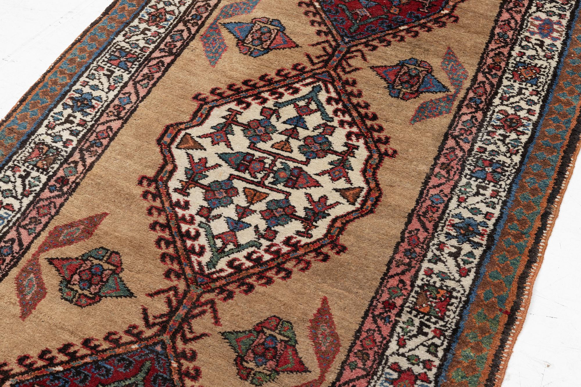 Gallerimatta, troligtvis västpersisk, ca. 230 x 96 cm.