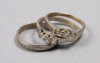 RINGAR, 3 st, bl a vitguld med infattade diamanter, varav en dat 1971.