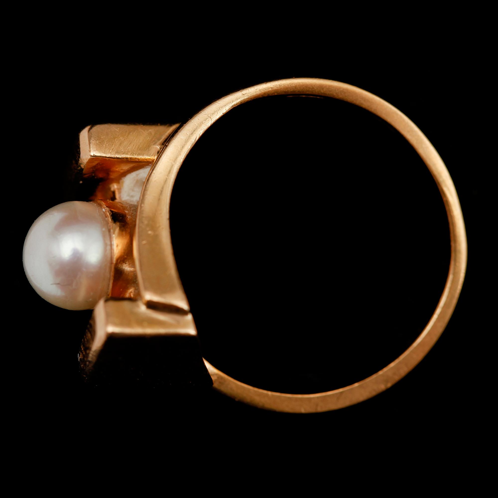RING, 18 k guld, med odlad pärla. Tot vikt ca 7 g.