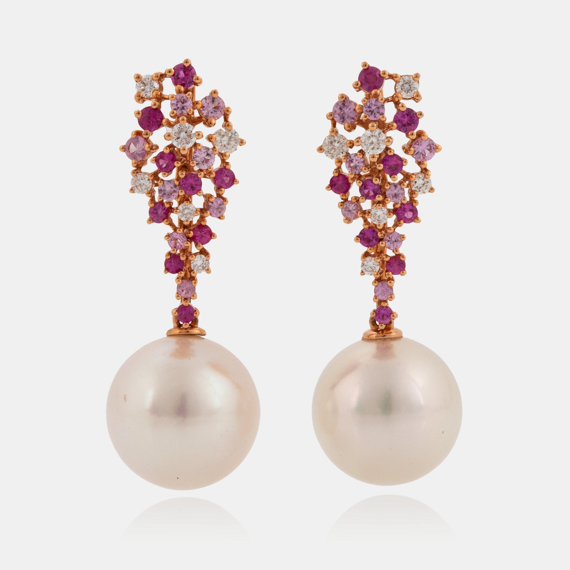 Ett par örhängen med odlade Söderhavspärlor samt runda briljantslipade diamanter och rosa safirer.