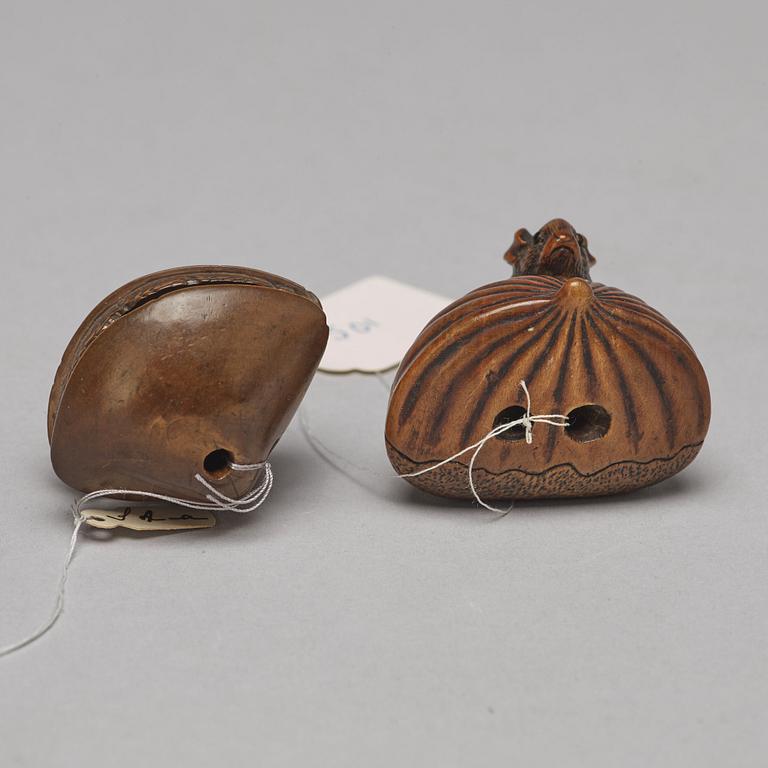 NETSUKES, två stycken, trä. Japan, Meiji (1868-1912).