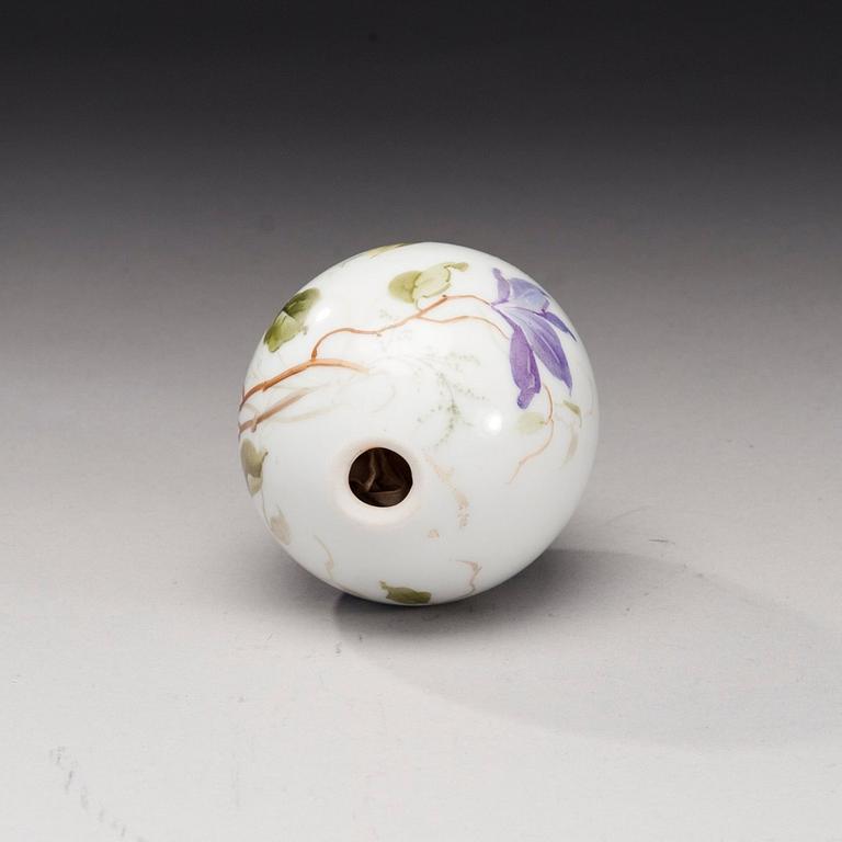 A RUSSIAN PORCELAIN EASTER EGG. РУССКОЕ ФАРФОРОВОЕ ПАСХАЛЬНОЕ ЯЙЦО.