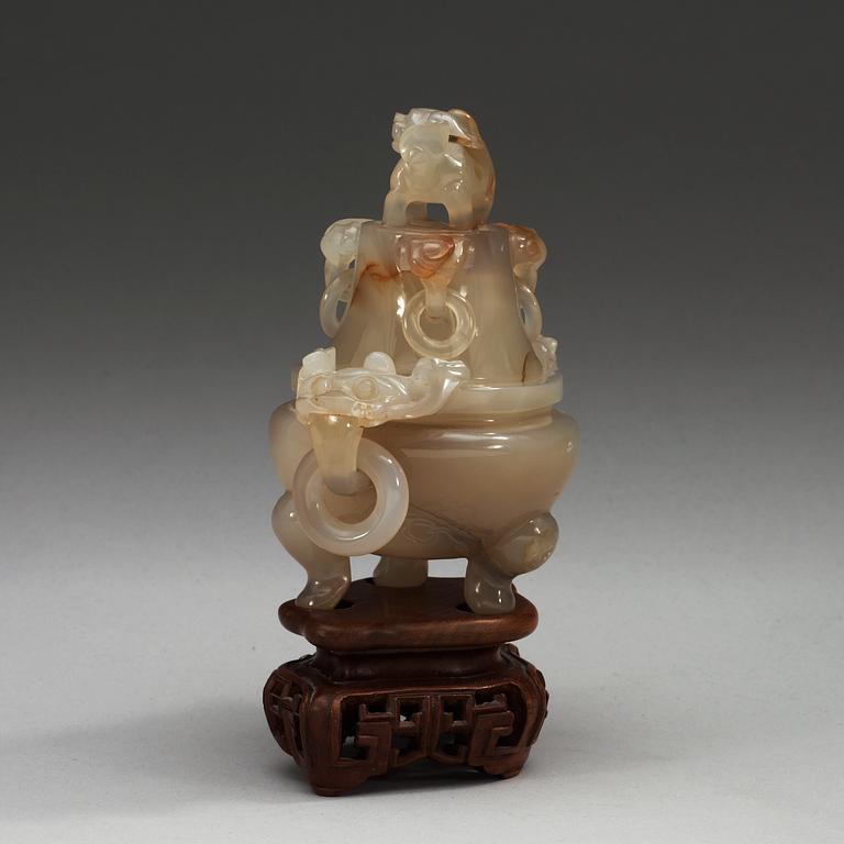 An agathe tripod censer with cover, late Qing dynasty.