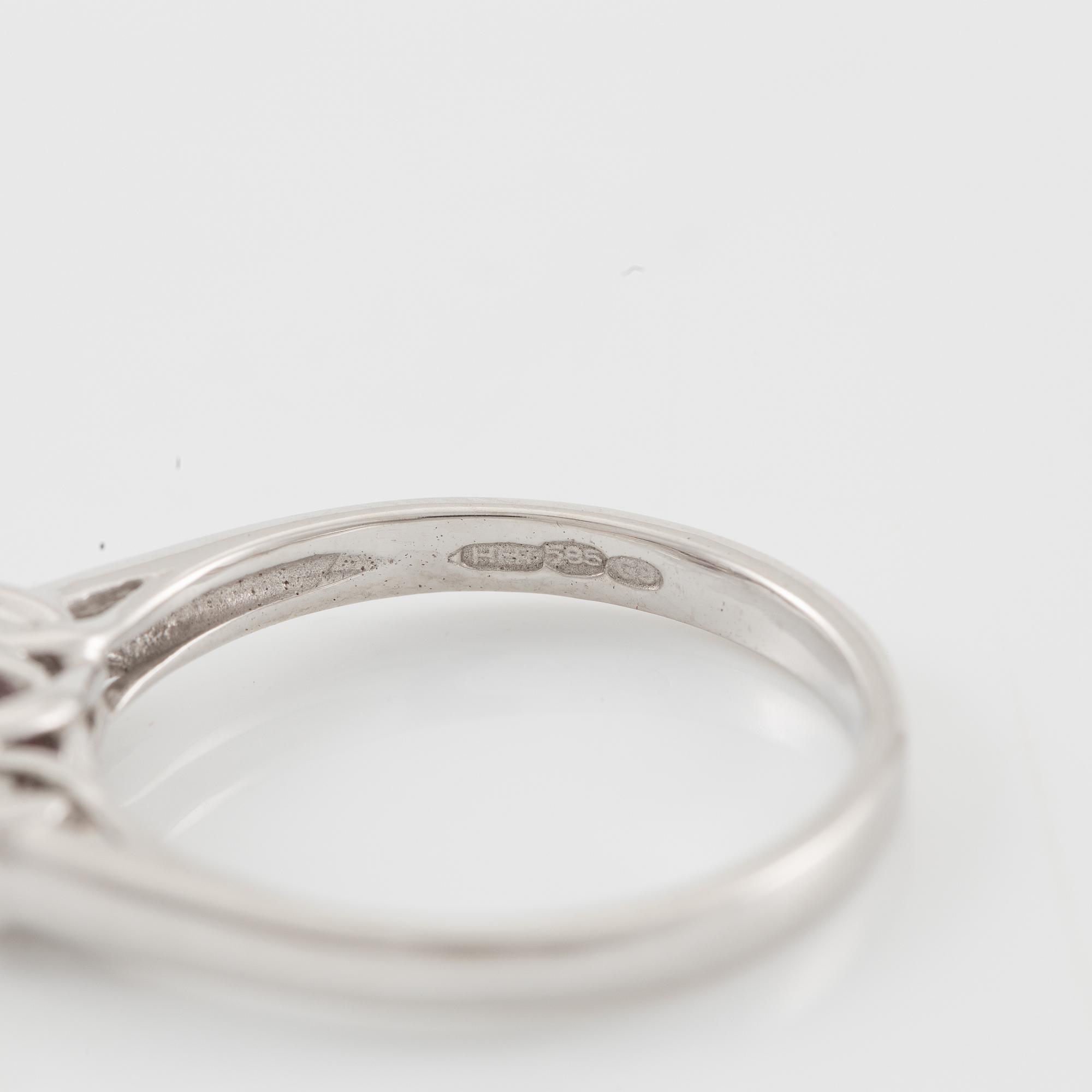 Ring 14K vitguld med rubin och briljantslipade diamanter.