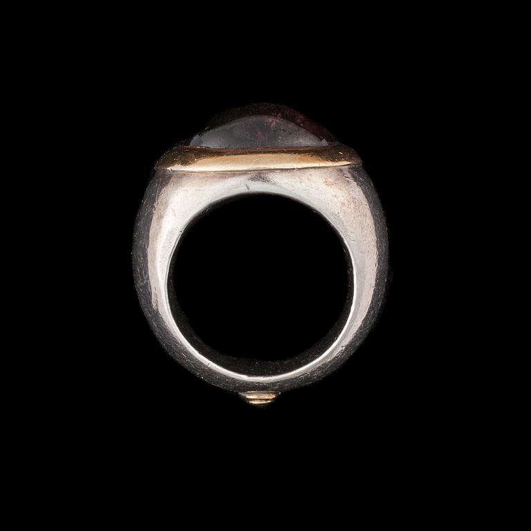 RING, violett turmalin, silver och guld, ostämplad. Vikt ca 30 g.