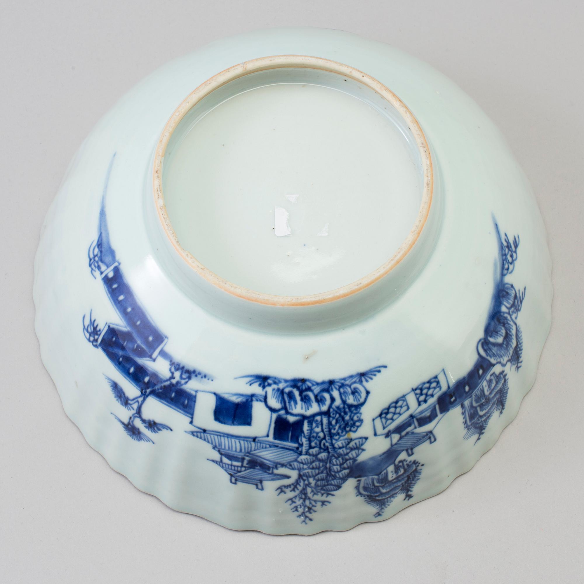 A blue and white export porcelain bowl, Qing dynasty, Qianlong (1736-95).