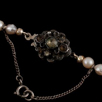 COLLIER, odlade pärlor, lås i silver med pastestenar.
