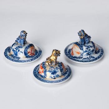 Vaser med lock, tre stycken, kompaniporslin. Qingdynastin, Qianlong (1736-95).