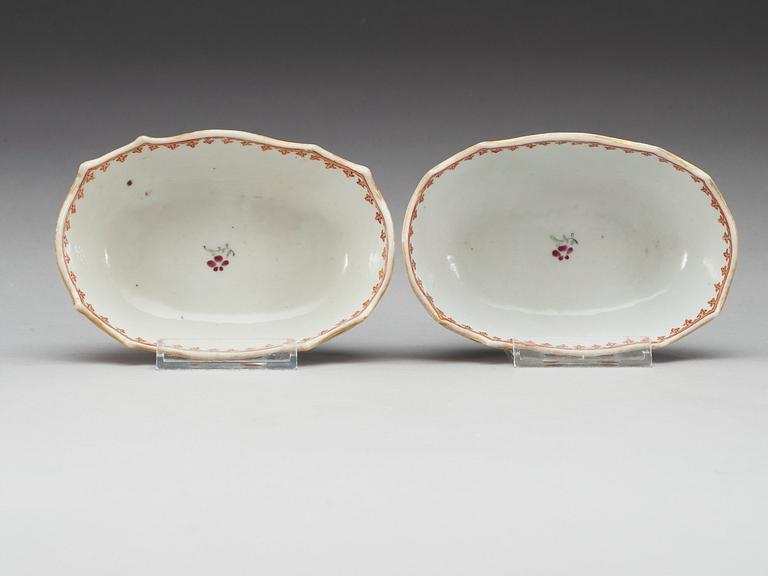 A pair of famille rose bowls, Qing dynastin, Qianlong (1736-95).